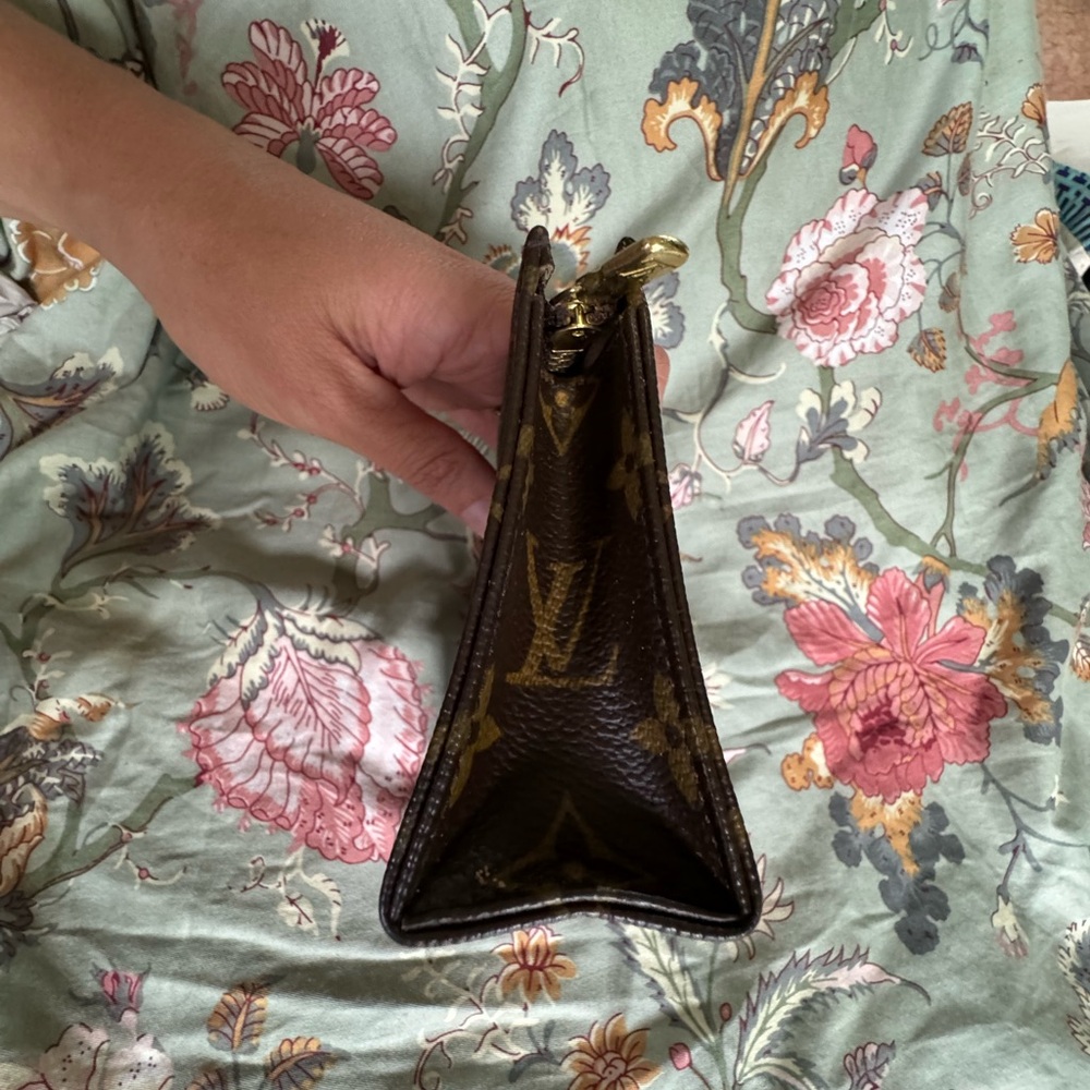 Louis Vuitton small toilet pouch - Picture 4 of 10